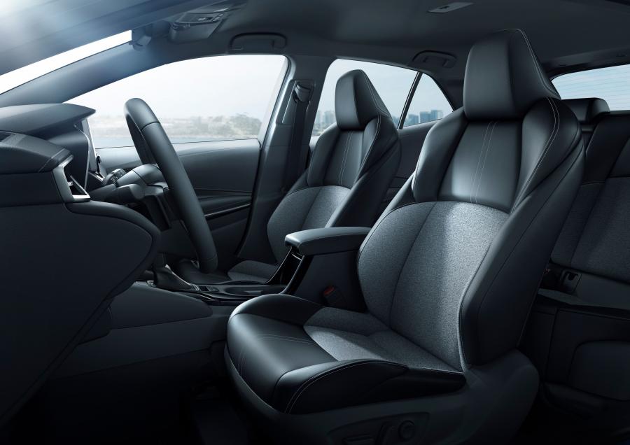 Интерьер Toyota Corolla XSE Hatchback 2018 года  (NA) (фото 19 из 88)